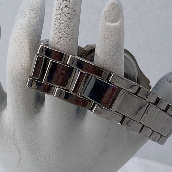 NY and C Lady Watch 3 oz Round Face With Rhinestones Stainless Band 8 inches - Picture 4 of 6